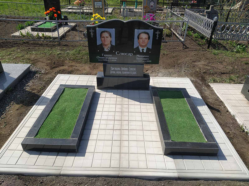 Пам'ятник  подвійний 1