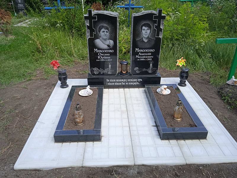 Пам'ятник  подвійний 8